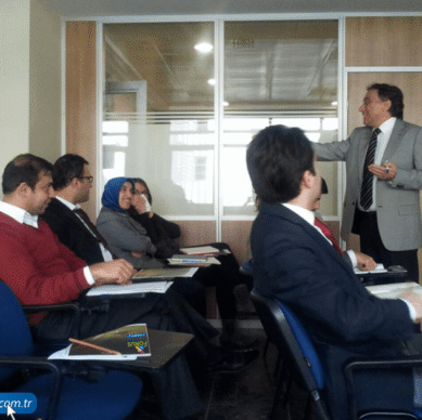 Ankara Üniversitesi-Siyasal Bilgiler Fakültesi-Basın Yayın Yüksek Okulu’nu Bitirdi.